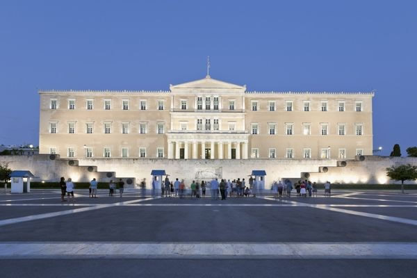 Parlamento griego en la Plaza Sintagma, vía viajar.elperiodico.com