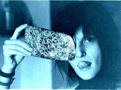 “Azul, y me dejo caer…” de Carmen Soler en “El Umbral de Primavera”