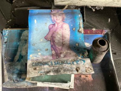 Calendarios antiguos muy avejentados con mujeres desnudas.