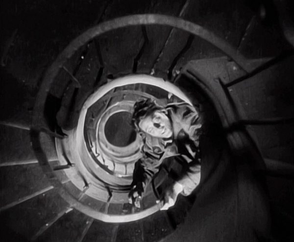 Nunca una subida in extremis por unas escaleras de caracol interminables simbolizan el ascenso del inframundo al cielo a oscuras con un aire casi sobrenatural.