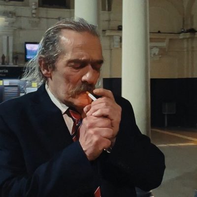 Javier fumando al final. The bewilderment of chile