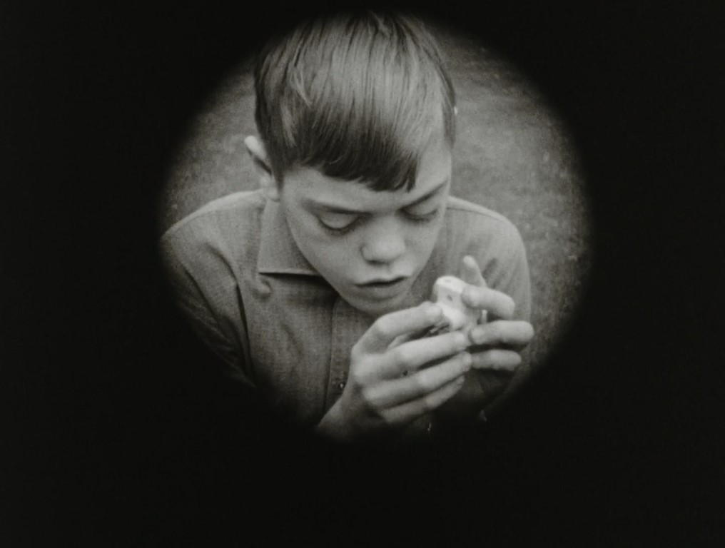 Herman Slobbe tocando un enchufe. Blind kind (1964). Johan van der Keuken.