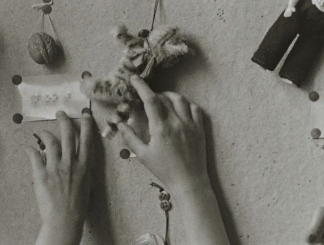 Niña tocando texturas y reconociendo objetos. Blind kind (1964). Johan van der Keuken.