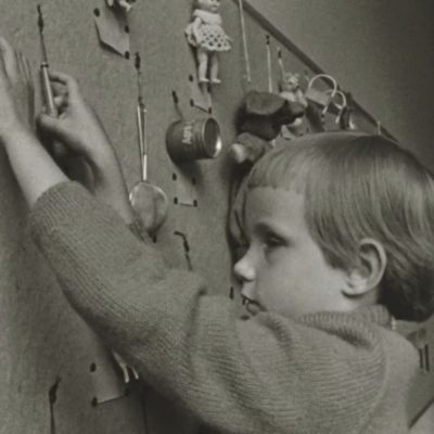 Blind KInd. Johan van der Keuken. Niña ciega, tacto objetos.