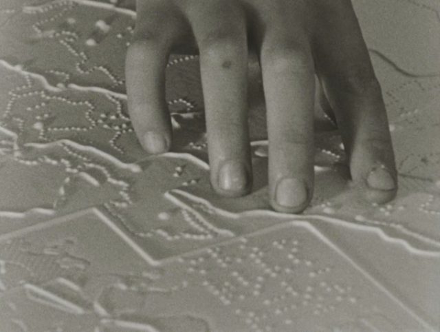 Niño leyendo un mapa en sistema Braille. Blind kind (1964). Johan van der Keuken.