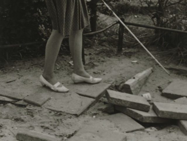 Obstáculos en la acera para una chica ciega que va con su bastón. Blind kind (1964). Johan van der Keuken.